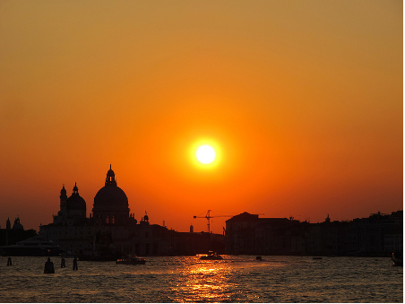 日落下的威尼斯