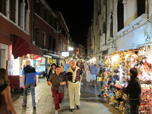 威尼斯晚上熱鬧的市集