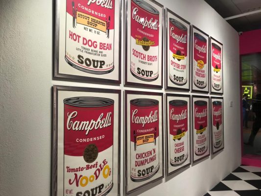 安迪 ∙ 沃荷（Andy Warhol）於1969年創作的《金寶湯之一（一套十幅）》，拍賣估價為4百萬至6百萬港元，畫作的展示場景以模仿雜貨商店為主題，藉以紀念大師該系列第一次展出的特別時刻。