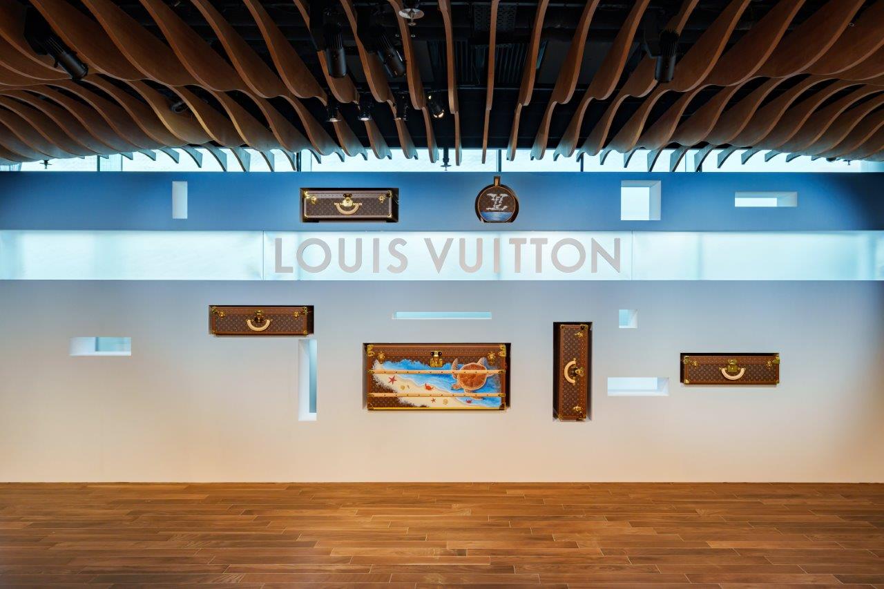 Louis Vuitton 舉辦Savoir Faire展覽海邊度假氛圍下展出行李箱工藝