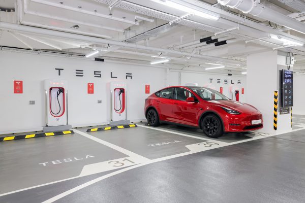 希慎與Tesla攜手將利園區打造為港島區最大型充電樞紐 亞洲首個V4超級充電站同時正式啟用 進一步推動綠色出行