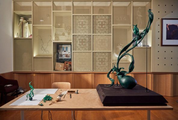 珠寶藝術家Cindy Chao受法國巴黎高級珠寶學院之邀 擔任建校近160年首位亞洲客座導師 指導大型蠟雕作品在羅浮宮展出 